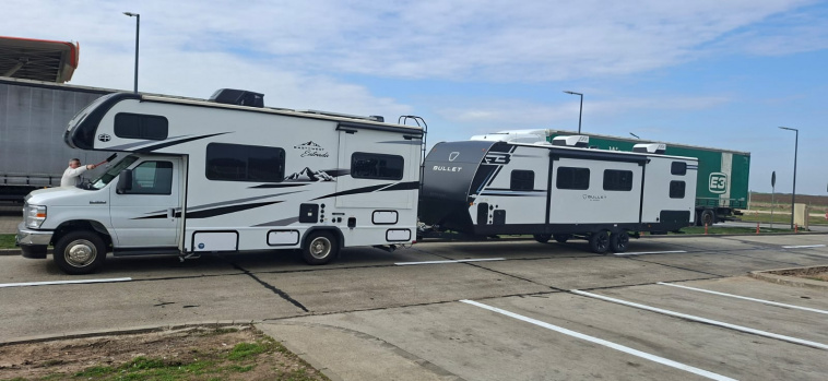 Постановка автодома и прицепа на площадку осмотра