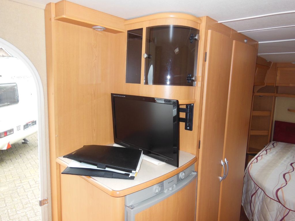 Kabe 560 GLE MIT QUEENSBETT+RUNDSITZ+MOVER+WC