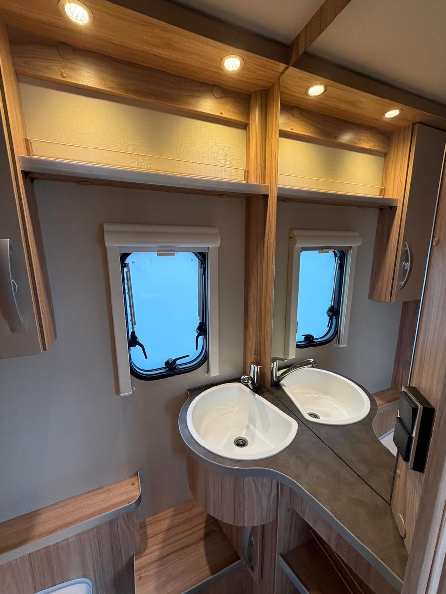 HYMER / ERIBA / HYMERCAR Eriba Nova Light 425HYMER / ERIBA / HYMERCAR Eriba Nova Light 425